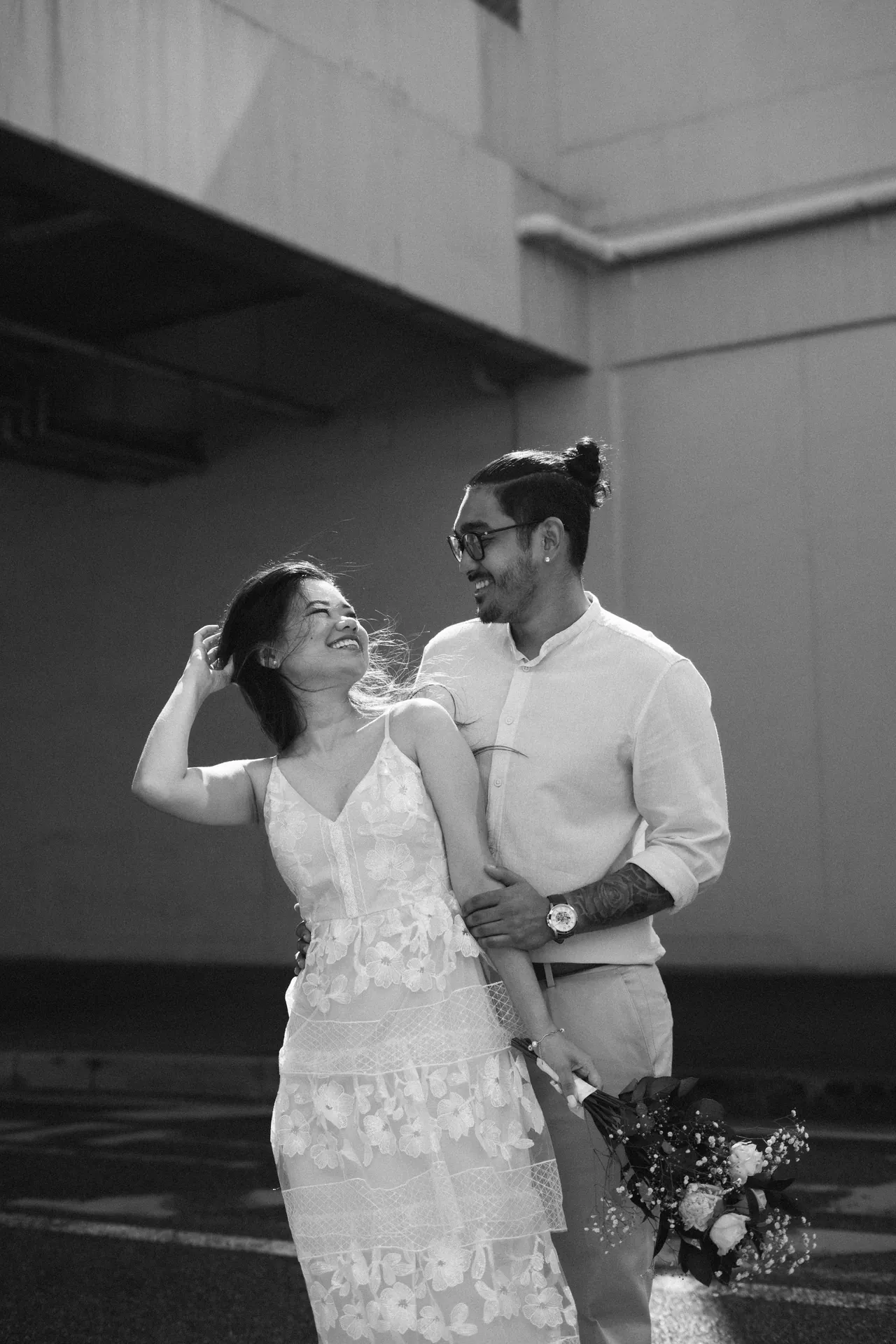Retrato em preto e branco do casal abraçado